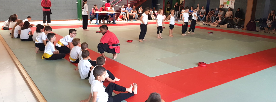 Cours de Kung-fu pour enfants sur le tatami au club Kung-Fu Contact Espoir