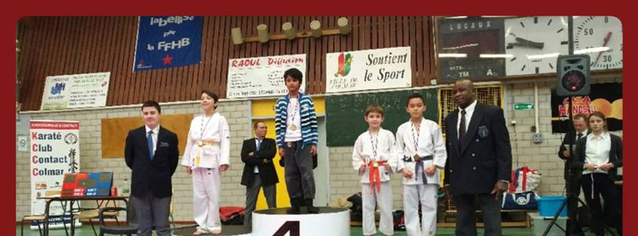 Remise des récompenses à de jeunes compétiteurs du club lors d'une compétition