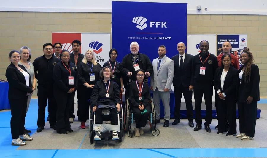 Remise des médailles lors d'une compétition de para karaté FFK