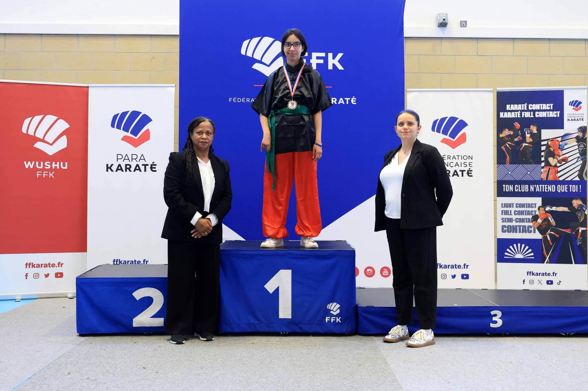 Remise d'une médaille d'or lors d'un championnat de France Handi/Para Kung-Fu Wushu FFK