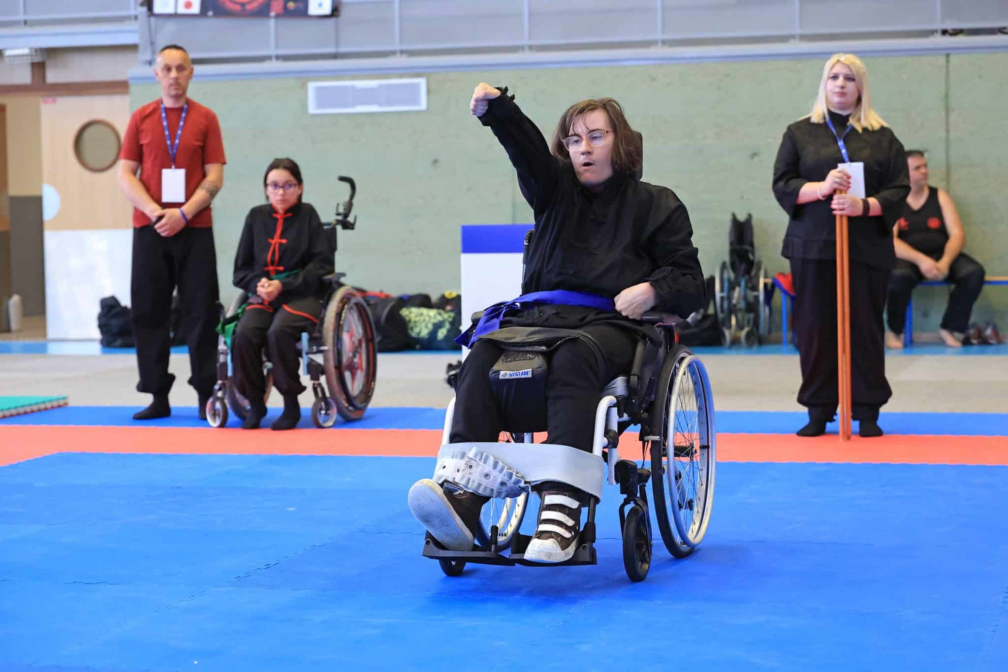 Athlète de la section Handi Kung-fu en plein effort en compétition