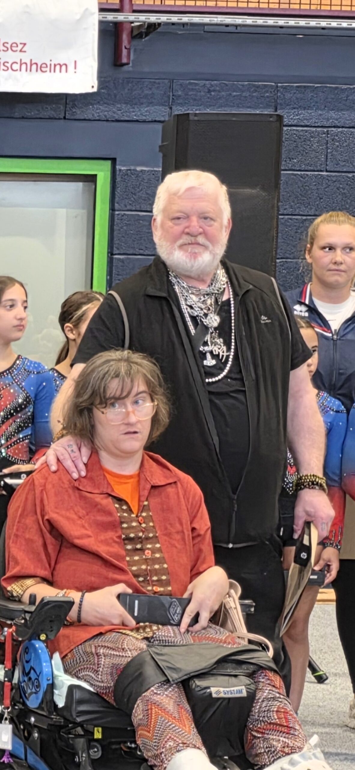 Maïté Heyoppe, récompensée, aux côtés de Dino, fondateur de la section Handi Kung-fu